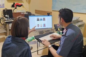 Aci S. Antonio, puntano pistola alla gola alla 15enne per rapinarle il telefonino: 2 giovani in manette