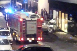 Adrano, nella notte auto finisce contro vetrata del panificio e danneggia altre vetture