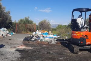 Paternò, scattata l’operazione ‘strade pulite’: si rimuovono i rifiuti sulle ‘provinciali’