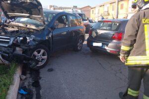 Paternò, incidente stradale in via Verga. Scontro tra due mezzi. Due i feriti.