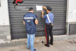 Linguaglossa, fruttivendolo con 2 dipendenti in nero e videocamere non autorizzate: denuncia e attività sospesa