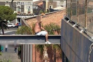 Catania, sale sul tetto delle ‘Ciminiere’ di Viale Africa e tenta il suicidio dopo lettera di licenziamento: i Carabinieri lo salvano