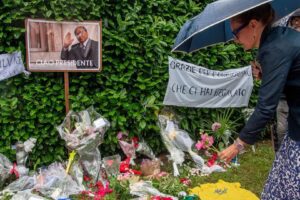 La morte di Berlusconi, il lutto nazionale suscita polemiche: e c’è chi non esporrà bandiere a mezz’asta