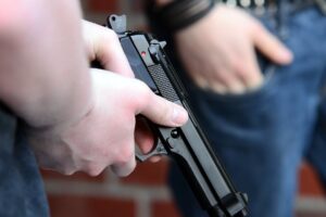Catania, minaccia due turisti con la pistola dopo un incidente stradale del figlio: denunciato