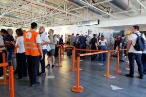 Catania, caos Fontanarossa: tensostrutture dall’Aeronautica Militare per l’imbarco dei passeggeri