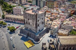 Adrano, litiga con il titolare di un wine-bar e si vendica danneggiandogli l’auto: 24enne denunciato