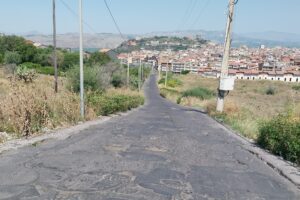 Paternó, via ai lavori della strada che collega a Belpasso: buche da coprire e scerbatura