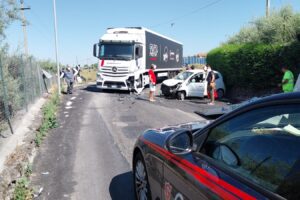 S. M. di Licodia, scontro in via De Gasperi tra automezzo pesante e Hyundai: due donne ferite
