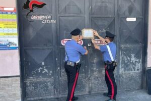 Biancavilla, officina meccanica abusiva in pieno centro: in periferia autolavaggio gestito da 27enne bracciante agricolo