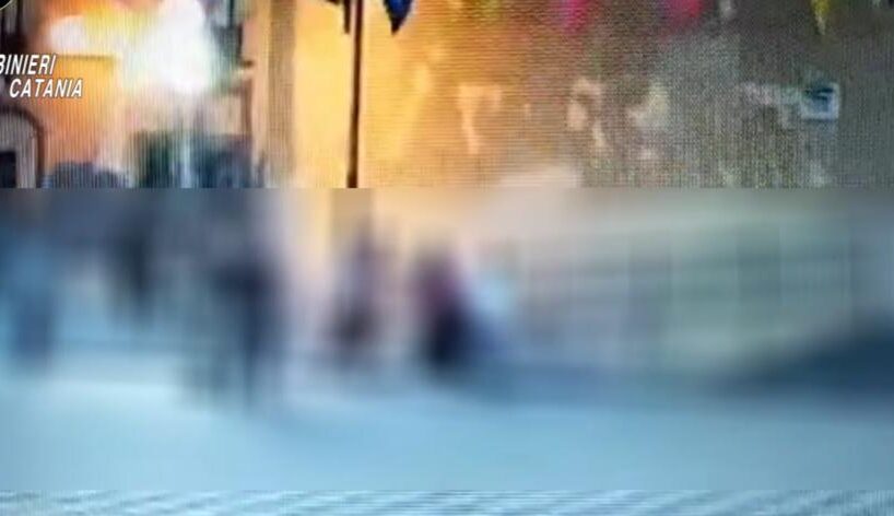 S. M. di Licodia, 8 persone denunciate per la mega rissa tra famiglie in Piazza Umberto: c’è anche un minore (VIDEO)