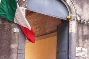 Catania, in ginocchio prega la madre di denunciare le violenze del marito: l’uomo finisce in carcere