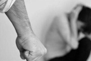 Belpasso, minaccia la compagna con cacciavite e coltello: 20enne arrestato per maltrattamenti