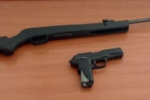 Acireale: “Non devi parlare con la mia ex fidanzata” e giù botte e colpi di fucile. Due denunciati