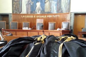 Un processo ad alto tasso di tecnologia ha portato all’assoluzione di 3 imputati da parte dei giudici della Corte di Assise di Caltanissetta. Nicola Liardo, il figlio Giuseppe Liardo e Salvatore “Toni” Raniolo sono stati scagionati dall’accusa dell’omicidio del tassista Domenico ‘Mimmo’ Sequino.