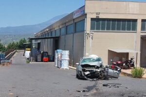 Belpasso, auto fuori controllo nei pressi di Etnapolis: danni a struttura in cemento