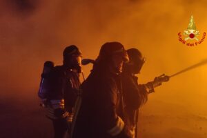 Catania, incendio in un’azienda di materiale edile sullo Stradale Cardinale: colonna di fumo visibile in città