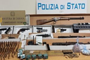 Catania: droga, pistole e 2 kalashnikov sequestrati in uno stabile di via Capo Passero