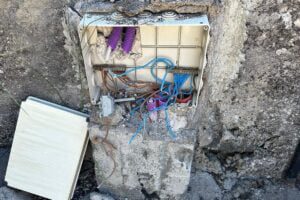 Ragalna, cimitero al buio: ladri rubano cavi e danneggiano impianto elettrico