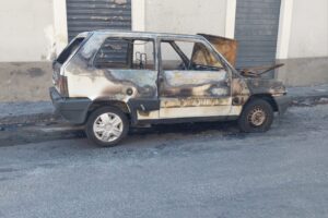 Paternò, auto in fiamme: non si esclude il dolo