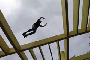 Francoforte, si lancia dal balcone con le figlie dopo lite con il marito: non sono in pericolo di vita