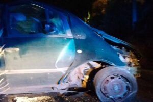 Paternò, auto sbatte contro muretto incidente sulla sp 4/II: feriti non gravi