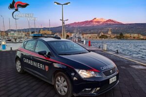 Riposto, dopo il brindisi 53enne russa ferisce gravemente connazionale con un calice in vetro: denunciata