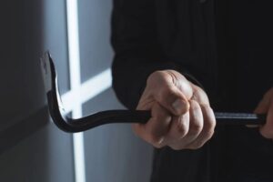 Mascalucia, 39enne “lascia” i domiciliari e tenta un furto in un istituto privato