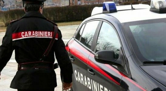 Aci Castello, cerca di entrare in casa dell’ex compagna: stalker 34enne arrestato in flagranza operanti hanno ricevuto una segnalazione del N.U.E. 112 che riferiva di una 30enne residente nel centro di Aci Castello, la quale, intimorita, ha riferito della presenza del suo ex compagno all’esterno dell’abitazione, che pretendeva di entrare a tutti i costi in casa. Pertanto, i militari si sono recati immediatamente nella località segnalata e giunti sul posto, hanno notato la presenza del 34enne “piantato” all’esterno dell’abitazione ed a loro già conosciuto in quanto la sua ex compagna si era recata il giorno precedente in caserma per denunciarlo per il comportamento persecutorio che stava avendo nei suoi confronti. Lo stalker, alla vista della pattuglia, ha tentato di dileguarsi ma è stato raggiunto e bloccato. Intanto i militari hanno rassicurato la vittima, ancora intimorita dalla presenza assillante dell’ex compagno fuori casa, ed hanno ricostruito nell’immediatezza la dinamica dei fatti. La donna infatti ha raccontato loro di subire da diversi giorni continue telefonate, di giorno e di notte, da parte dell’ex fidanzato che non si era rassegnato alla fine della loro relazione. Quest’ultimo, il giorno precedente addirittura si era presentato fuori casa, un’abitazione sita al piano terra del centro acese, ed aveva tentato di intrufolarsi da una finestra pur di entrare nell’abitazione, per poi desistere volontariamente. Quella sera, la 30enne che aveva subito i continui tentativi di chiamata dal suo stalker sin dalla mattina, vedendolo dalla finestra all’esterno della sua abitazione, nel timore che questo potesse nuovamente tentare di accedervi attraverso la finestra, ha contattato i Carabinieri. Il pronto intervento della pattuglia ha consentito che la situazione non degenerasse e ha permesso di assicurare lo stalker all’autorità giudiziaria, che ha convalidato l’arresto e disposto la misura degli arresti domiciliari.