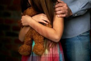 Monreale, nonno e zio abusavano di due sorelle: arrestati anche i genitori