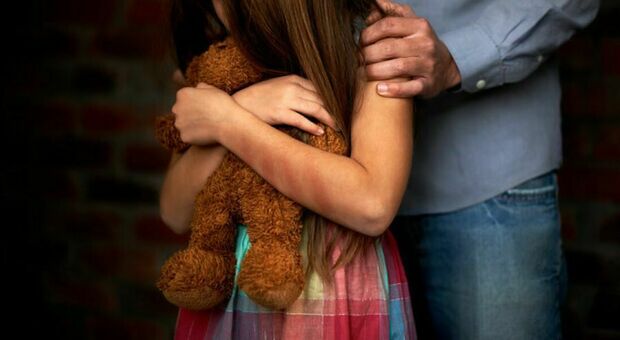 Monreale, nonno e zio abusavano di due sorelle: arrestati anche i genitori