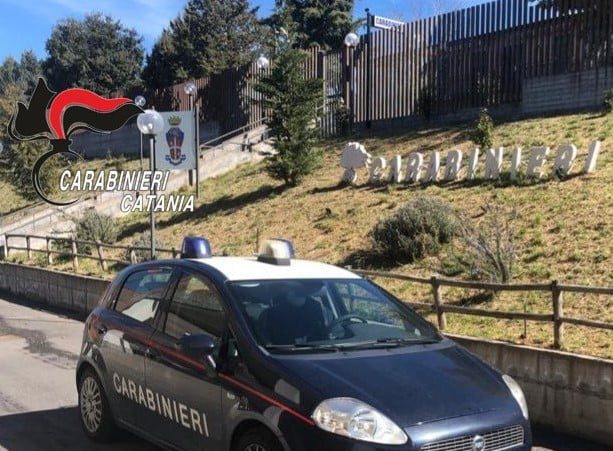 Bronte, un pugno in faccia alla compagna e un calcio alla zia: 27enne arrestato in flagranza