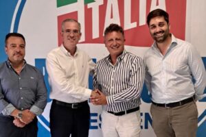 Rosario Scandurra, già consigliere comunale e candidato sindaco a Valverde, è stato indicato quale nuovo commissario del partito azzurro nel comune catanese. A formalizzare l’adesione e la nomina un incontro nella sede etnea di via Asiago, alla presenza del commissario FI per Catania e provincia, l'assessore regionale Marco Falcone, e dell’assessore al Comune di Catania Salvo Tomarchio. «Siamo felici di accogliere Scandurra e tutto il movimento civico "Valverde Oltre" nella nostra casa azzurra - afferma Falcone - un’adesione che conferma la capacità di #ForzaItalia di saper dare un orizzonte a tante vivaci realtà politiche locali, desiderose di crescere e guardare avanti». «L’azione di buongoverno del presidente Renato Schifani e l’efficacia del “modello Catania” incarnato dal commissario Marco Falcone - aggiunge l’assessore Tomarchio - rendono Forza Italia sempre più attrattiva, anche in un territorio vitale e produttivo come quello di Valverde, dove grazie a Rosario e tanti altri amici saremo interpreti delle aspettative della gente».