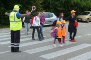 Belpasso, il Comune cerca “nonni vigile” per aiutare i bambini nelle scuole: domande entro il 29