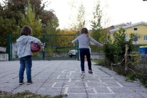 Giovani, 3,8 milioni di adolescenti 0-19 anni vivono in aree svantaggiate: a Catania reddito annuo sotto i 15 mila euro