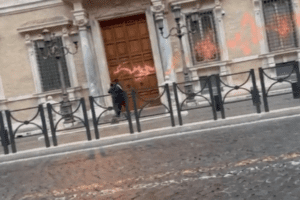 Roma, imbrattarono Palazzo Madama: 3 attivisti a processo. Rischiano condanna fino a 5 anni