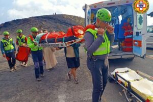 Etna, soccorsa turista straniera ferita a una caviglia: lungo il sentiero dei Crateri Silvestri