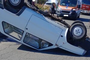 Belpasso, Fiat Panda si ribalta sulla sp 4/II: alla guida 89enne di S. M. di Licodia