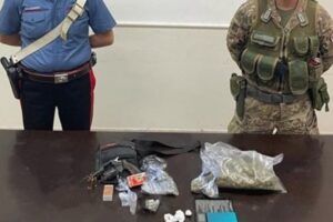 I Carabinieri della Sezione Operativa della Compagnia di Paternò, durante un servizio mirato alla prevenzione e repressione dei fenomeni criminali dello smercio di droga e della diffusione delle armi clandestine negli ambienti malavitosi, hanno arrestato un pregiudicato ragusano di 28 anni, sorpreso nella flagranza di reato di detenzione illegale di armi e detenzione di sostanze stupefacenti ai fini di spaccio.