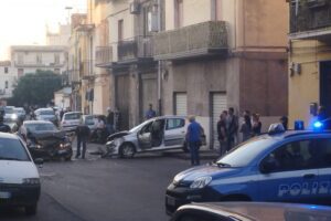 Adrano, scontro tra due auto in via Catania: ci sono feriti
