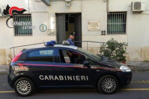 Aci Catena, schiaffi e intimidazioni alla nonna per estorcerle soldi: 24enne arrestato