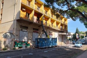 Paternò, al via la bonifica dell’ex Albergo Sicilia: tonnellate di rifiuti da rimuovere