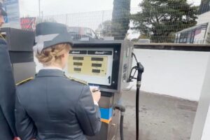 Catania, controlli sulla qualità dei carburanti: GdF sequestra oltre 23 mila litri di gasolio (VIDEO)