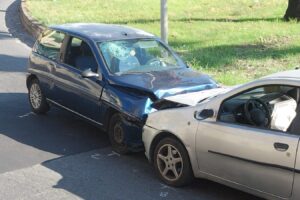 Paternò, scontro tra auto vicino al “palazzo di ferro”: ferito uno degli occupanti
