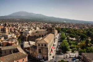 Adrano, rapina in una gioielleria di via Vittorio Emanuele: bloccato 20enne di Biancavilla. Si cerca il complice