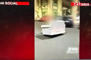 Catania, identificato il 15enne che viaggiava su un divano con un monopattino: 2 mila euro di multa (VIDEO)