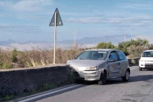 Paternò, Fiat Punto sbatte contro muretto in c.da Currone: ferito il conducente