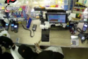 Belpasso, 47enne arrestato dopo rapina a bar ricevitoria: in fuga gli altri 3 complici (VIDEO)  
