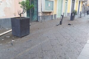 Paternò, Fiat Punto investe grosso vaso: detriti sparsi lungo via Vittorio Emanuele