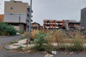 Paternò, ma che ‘bel’ degrado tra via Carso e corso Marco Polo: l’erba cresce alta e cumuli di rifiuti abbandonati