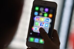 Catania, minaccia sui social l’ex compagna e le ruba vecchio smartphone: 42enne arrestato